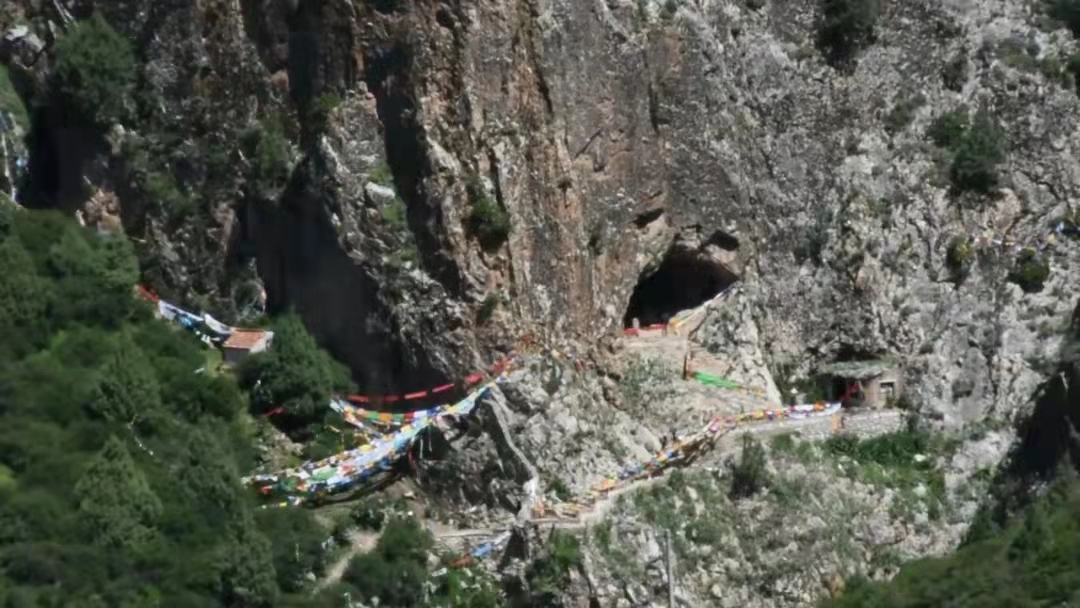 陈发虎院士一行赴夏河县甘加镇白石崖调研“丹尼索瓦人”考古发掘工作