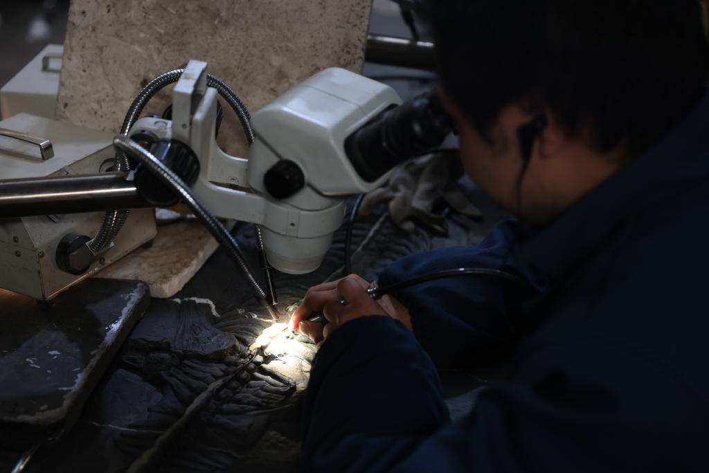 ��ʯ�޸�ʦ���ڰ�����ʯ�ϵ���ʯ���»���������� ��