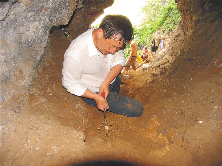 2006年6月1日，李超荣在昌江信冲洞考古。