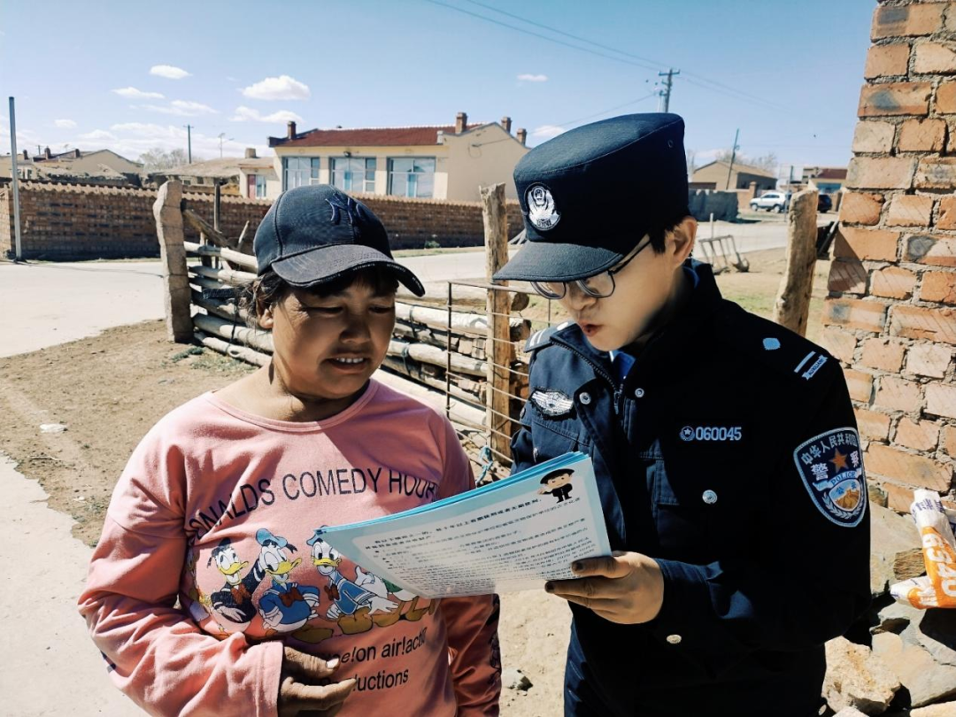 四子王旗公安局开展严厉打击盗掘古脊椎动物化石行为的宣传活动