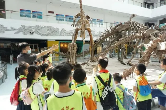 ��ɽ���մ�ѧ�ƿ��ÿ�������һ��ȥ̽��Զ���������㼣