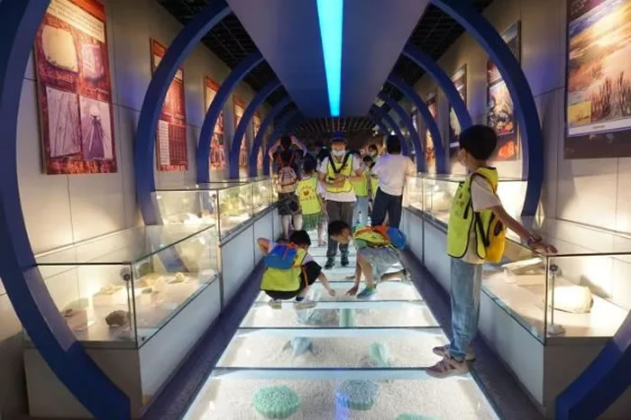 ��ɽ���մ�ѧ�ƿ��ÿ�������һ��ȥ̽��Զ���������㼣