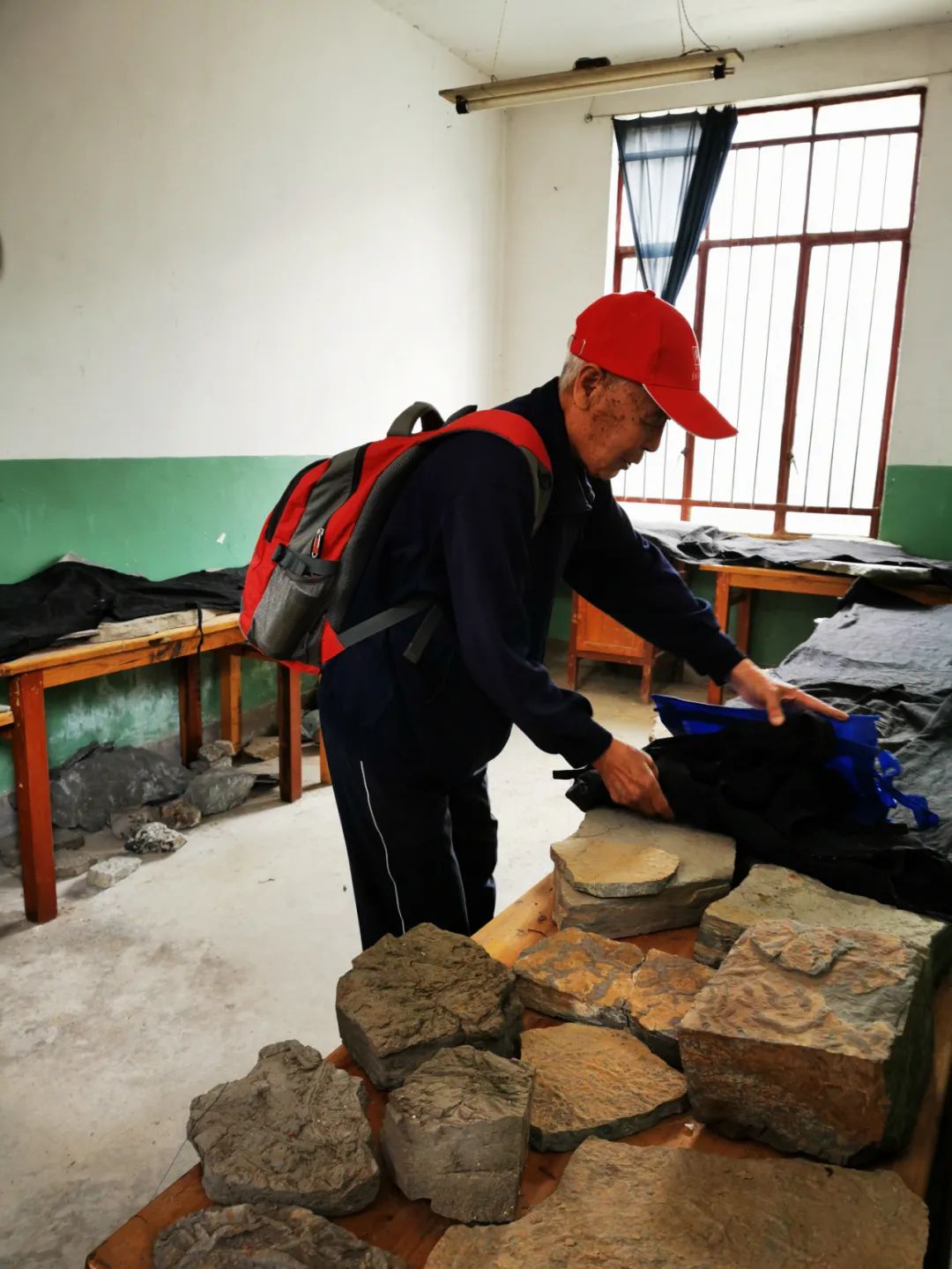 ����ɽ��÷��������ﻯʯ�İ�����Ե