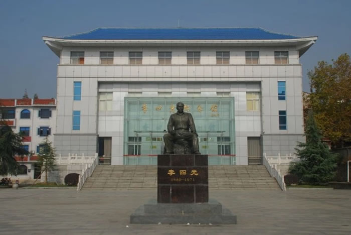 2007年新建李四光纪念广场，广场正中矗立着李四光全身铜像