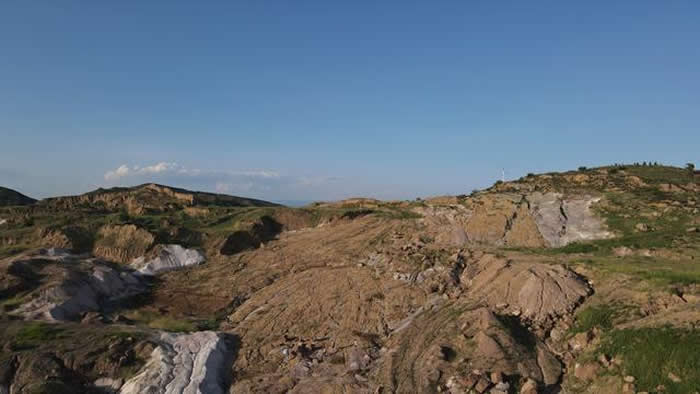 �żҿ���������1.5����ǰ�����㼣��ʯȺ