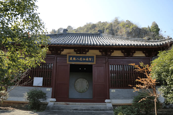 ����ͼ��1974�궬���й���ѧԺ�ż�׵������������о������㽭����ݵ�ר�ң�����������Ŵ���ڹ궴���ֹ����໯ʯ����һ�Ź��˵���Ȯ�ݣ����ƴ���Ϊ30���������ԣ�