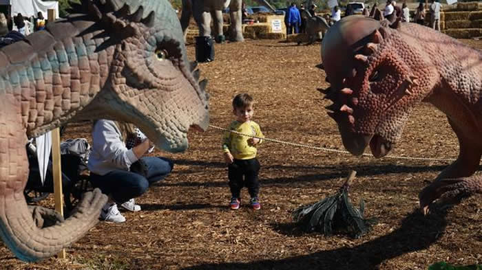 美国加利福尼亚州洛杉矶县举行“山谷中的恐龙”大型展览