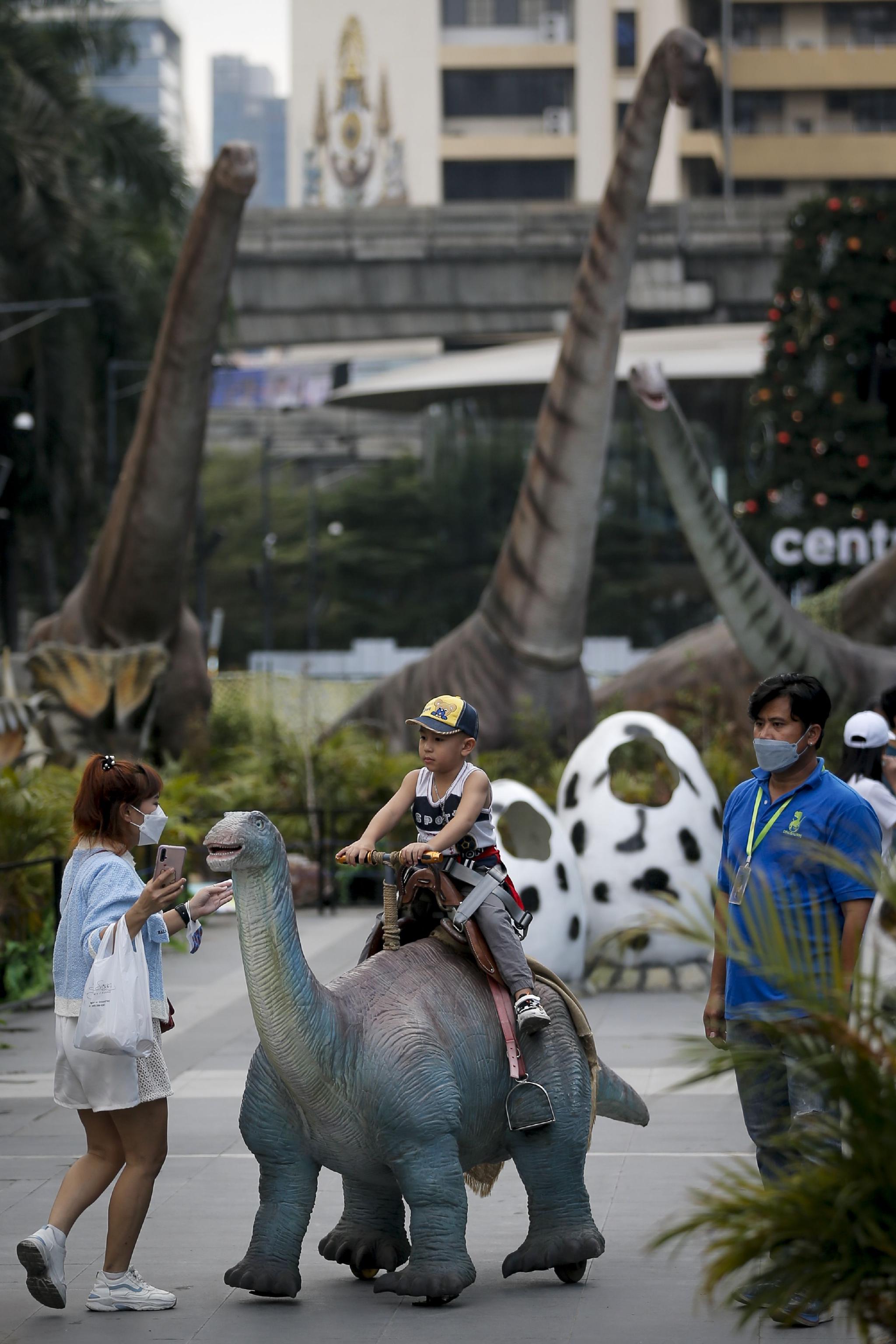 泰国曼谷“恐龙世界节”展出80多个恐龙模型