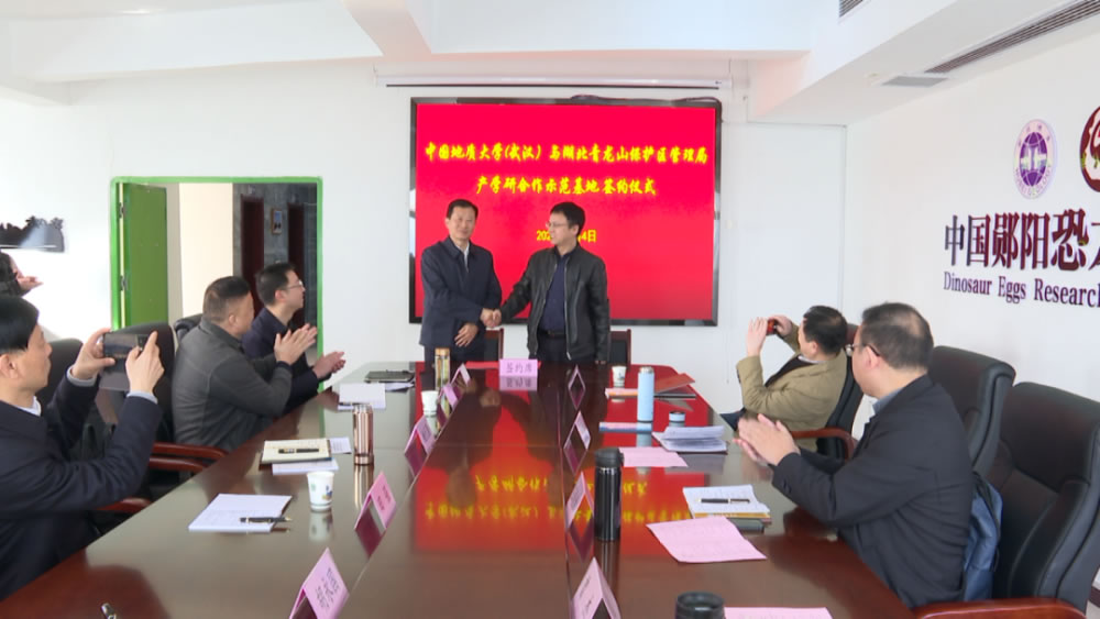 �й����ʴ�ѧ������������ѧ�л��� ���Ͽ�չ�����ﻯʯ��������