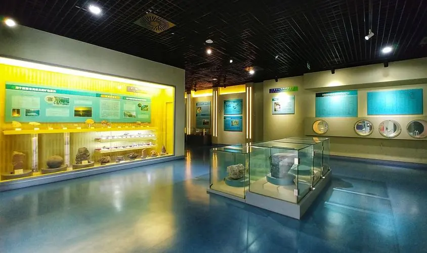 南京地质博物馆玻璃脱落砸碎“贵州龙化石”