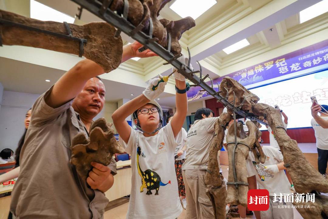 青少年化身“恐龙猎人”在四川自贡恐龙博物馆体验“恐龙奇妙夜”