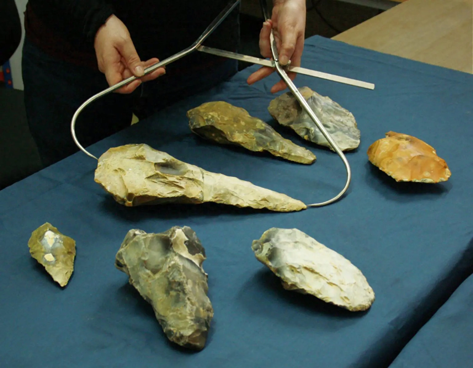 英国梅德韦河谷冰河时代遗址中发现30万年前巨型手斧