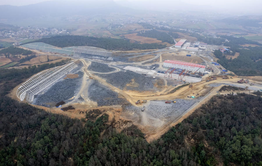 �й����ϵ�һ�����ٹ�·�ڽ���Ŀ���ط��ִ��������ﻯʯ