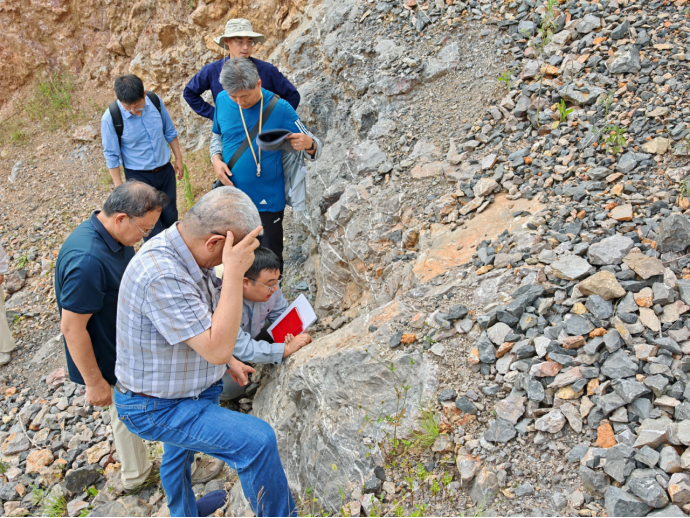 ���չ����ﻯʯ��ѧ�о����е���ʡ�����Ե��ʹ�����Ŀͨ��Ұ�����ղ�������ȴ�