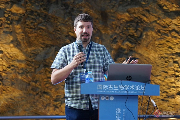 ������ר��ѧ�߻������ۡ��ν�����Ⱥ����40����ϵ�л�������ʹ�����ѧ����̳��