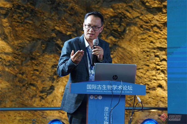 ������ר��ѧ�߻������ۡ��ν�����Ⱥ����40����ϵ�л�������ʹ�����ѧ����̳��