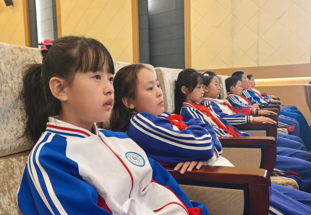 在科普讲堂“邂逅”恐龙化石